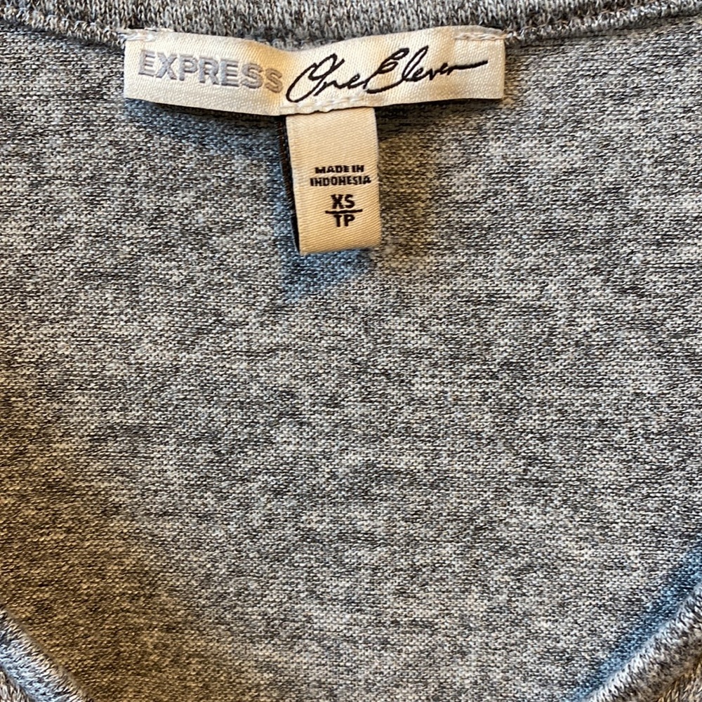 🖤Express light weight gray hi-low shirt size xsmall - Picture 3 of 4